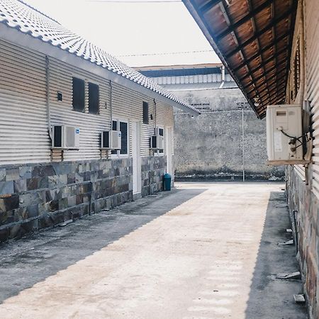 Отель Reddoorz Near Sirkuit Sentul Богор Экстерьер фото