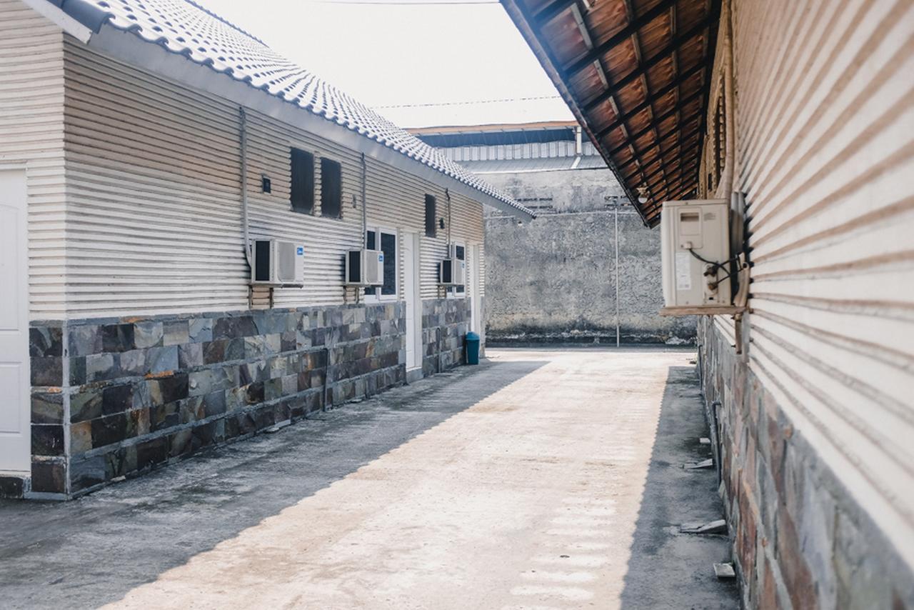 Отель Reddoorz Near Sirkuit Sentul Богор Экстерьер фото