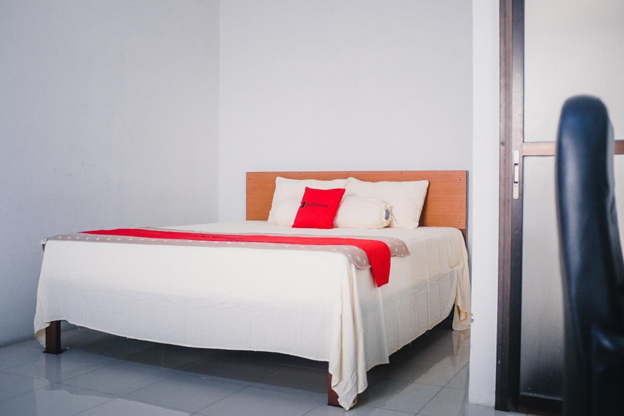 Отель Reddoorz Near Sirkuit Sentul Богор Экстерьер фото
